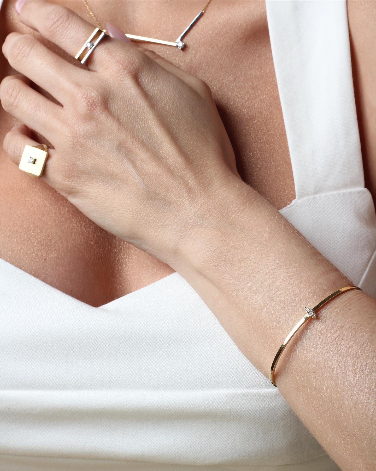 Bracelete com navete de brilhantes central