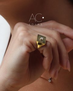 Anel dedinho quadrado com brilhante centro