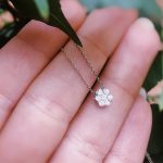 Colar flor de brilhantes