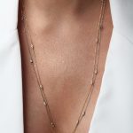 Colar longo brilhantes formando navetes