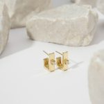 Argola quadrada com brilhante central