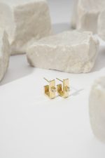 Argola quadrada com brilhante central