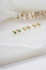 Brinco coração com pedra central