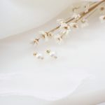 Brinco pérola botão com ponto zircônia