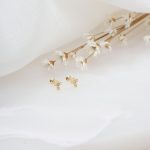 Brinco mini cruz brilhante