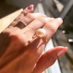 Anel Pérola Botão com Brilhantes Laterais