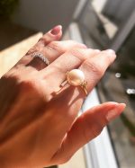 Anel Pérola Botão com Brilhantes Laterais