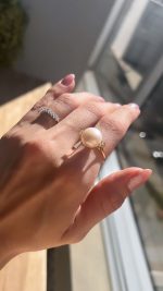 Anel Pérola Botão com Brilhantes Laterais - Imagem 4