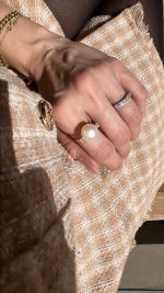 Anel Pérola Botão com Brilhantes Laterais - Imagem 2